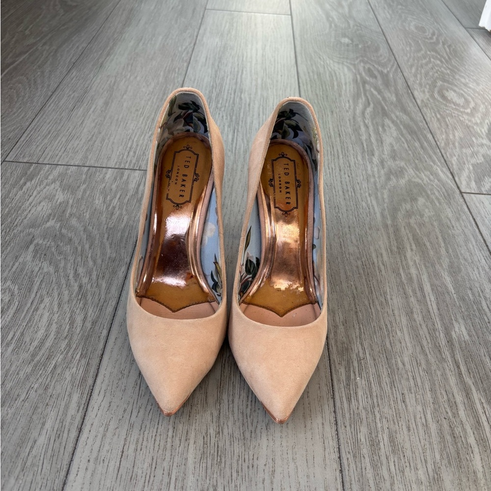 Ted Baker Kawaa pump - preloved.